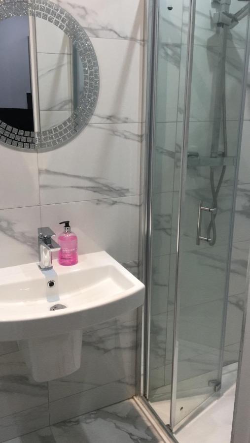 Grand Bleu - London - Next To Piccadilly Line Tube Station & Brand New Facilities Hotel Buitenkant foto