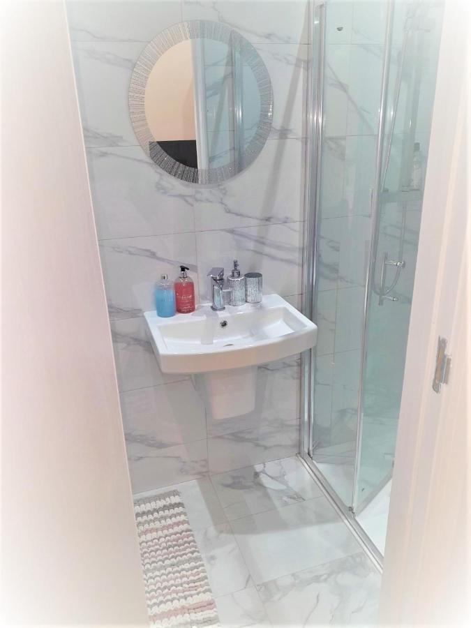 Grand Bleu - London - Next To Piccadilly Line Tube Station & Brand New Facilities Hotel Buitenkant foto
