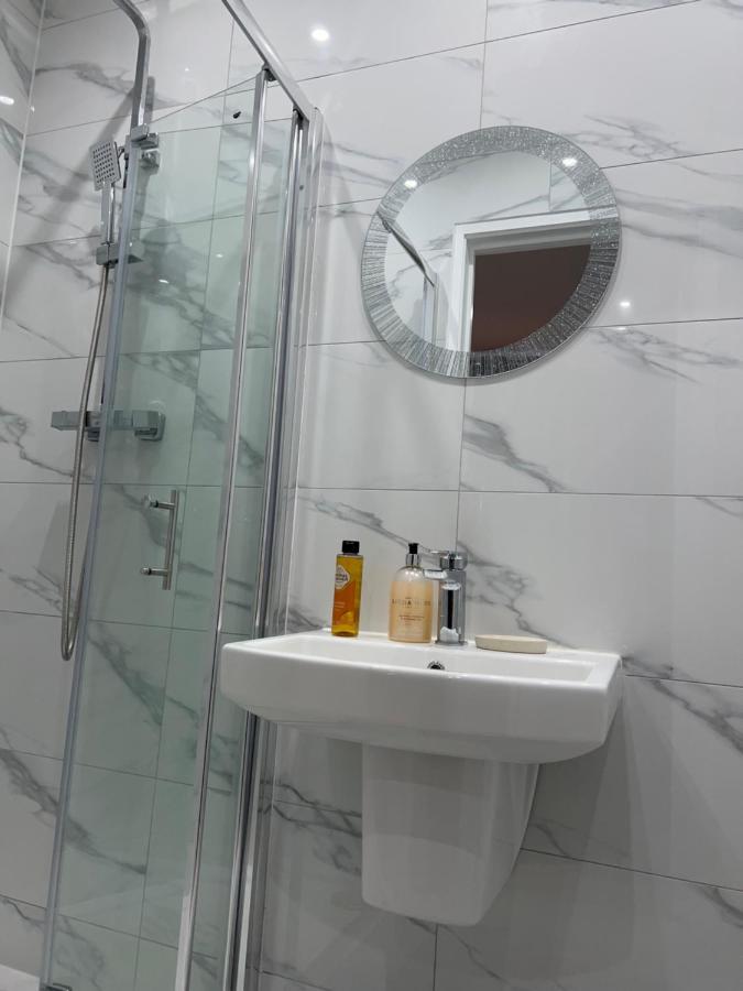 Grand Bleu - London - Next To Piccadilly Line Tube Station & Brand New Facilities Hotel Buitenkant foto