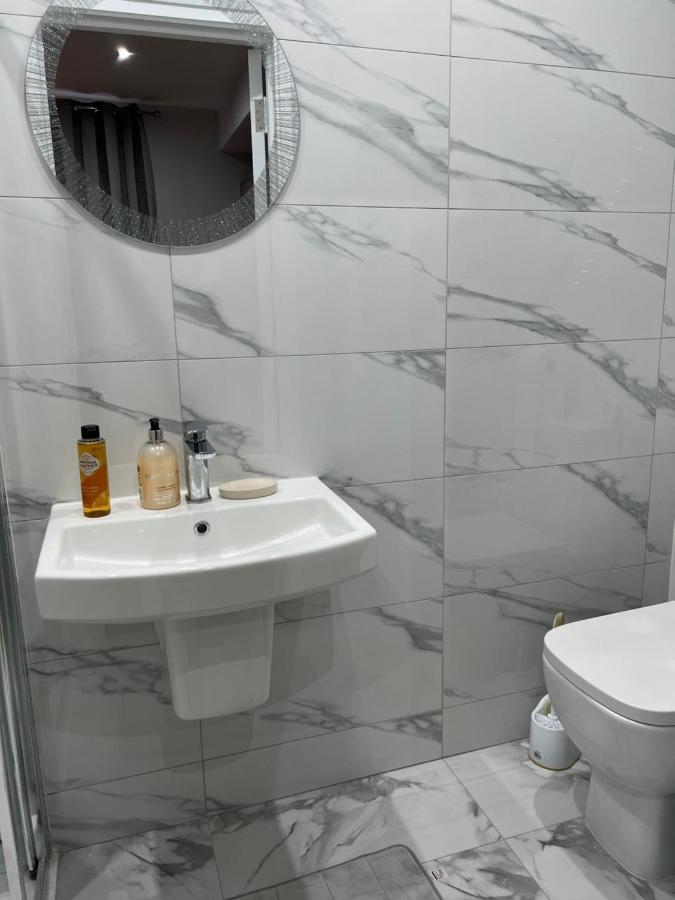 Grand Bleu - London - Next To Piccadilly Line Tube Station & Brand New Facilities Hotel Buitenkant foto