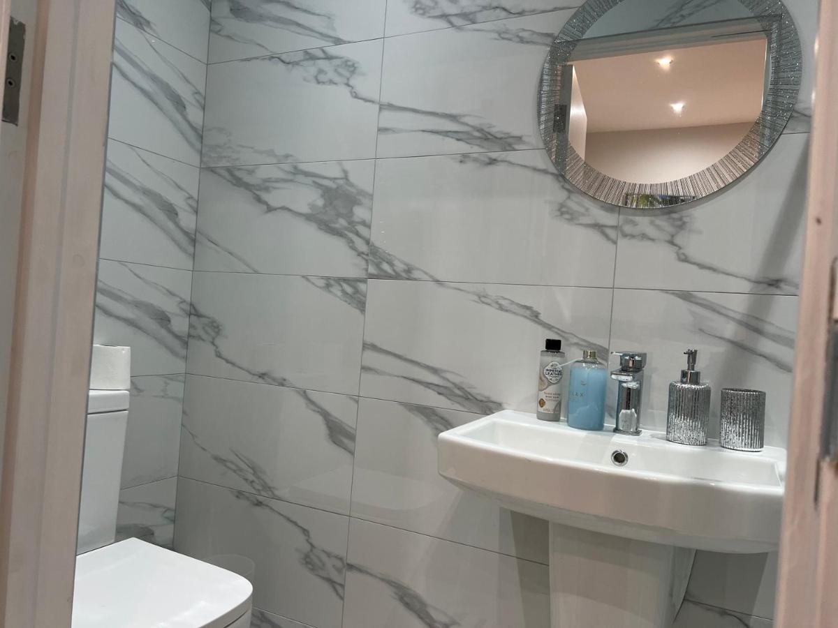 Grand Bleu - London - Next To Piccadilly Line Tube Station & Brand New Facilities Hotel Buitenkant foto