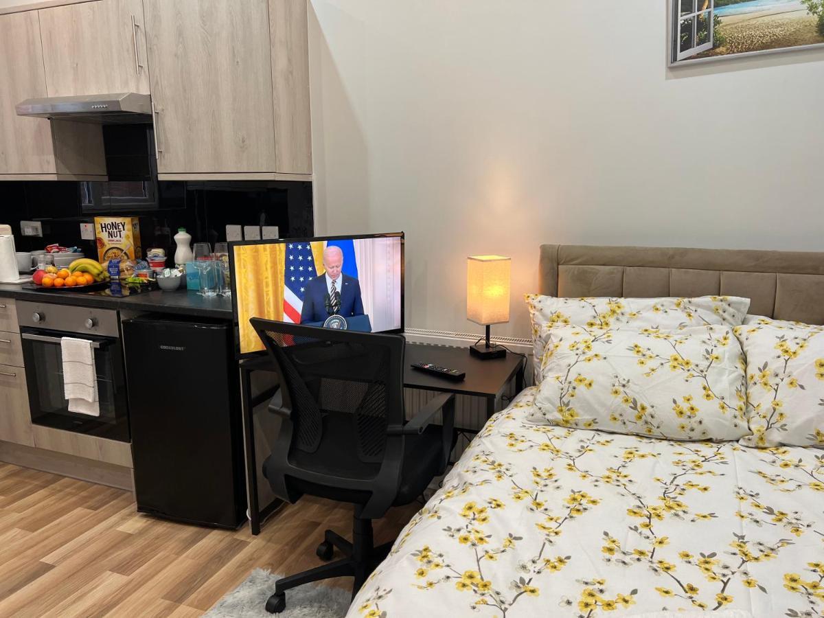 Grand Bleu - London - Next To Piccadilly Line Tube Station & Brand New Facilities Hotel Buitenkant foto