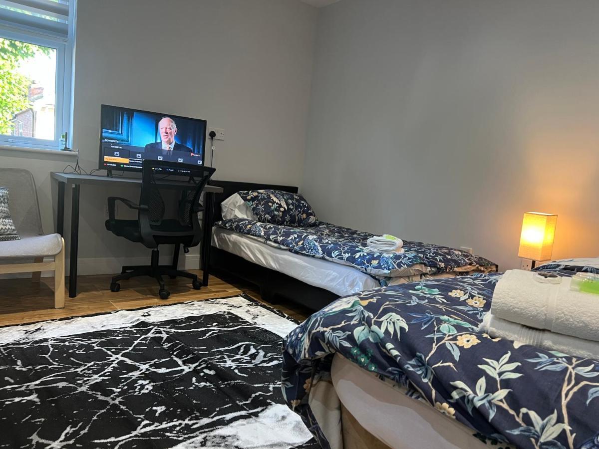 Grand Bleu - London - Next To Piccadilly Line Tube Station & Brand New Facilities Hotel Buitenkant foto