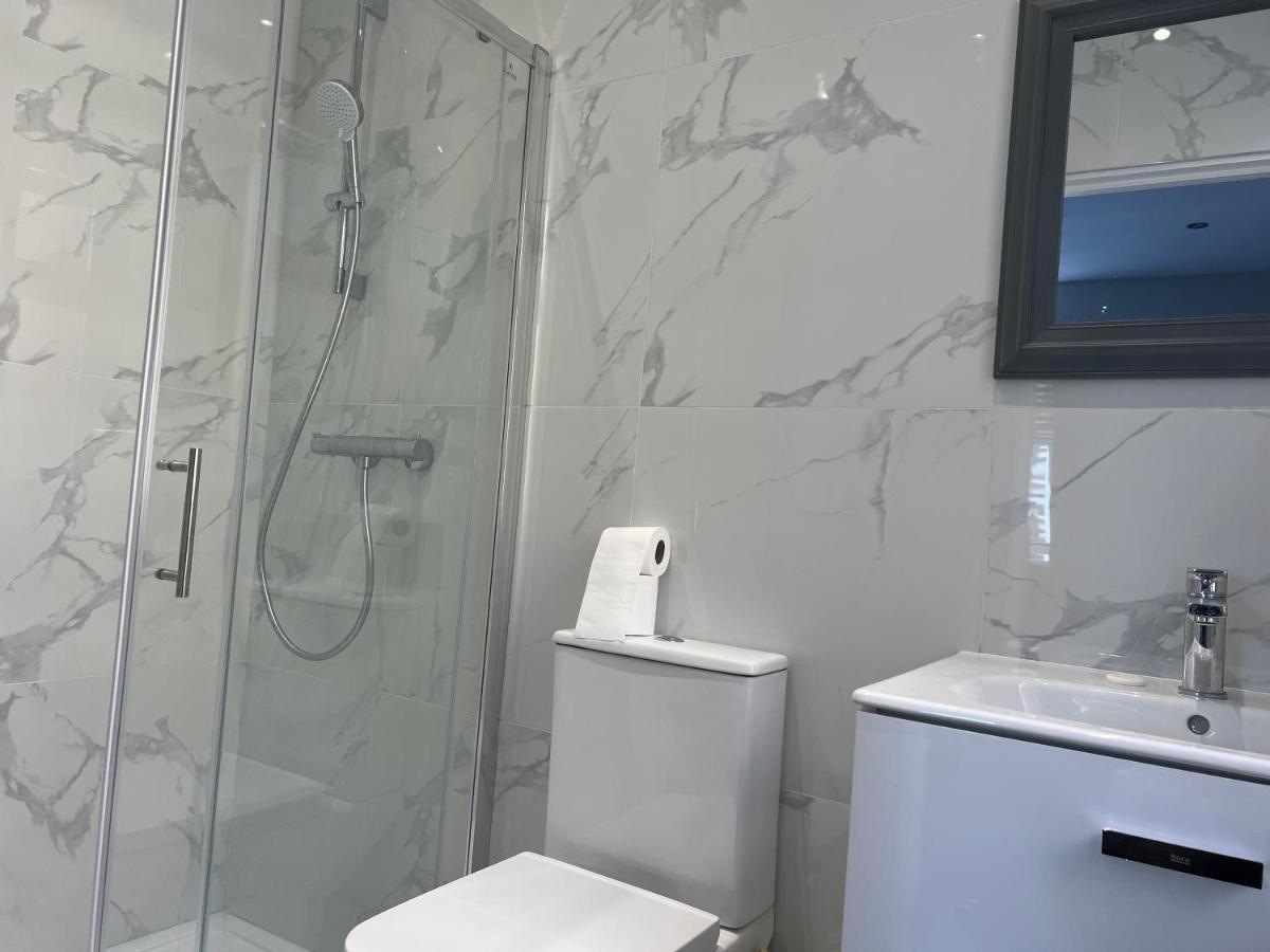 Grand Bleu - London - Next To Piccadilly Line Tube Station & Brand New Facilities Hotel Buitenkant foto